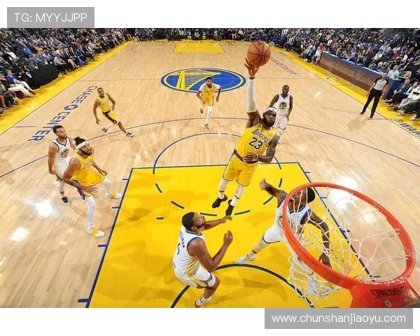 詹姆斯与浓眉双核领衔湖人迎战勇士，季前赛赛况精彩纷呈